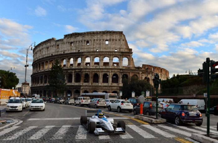 Una monoposto di Formula E davanti al Colosseo di Roma