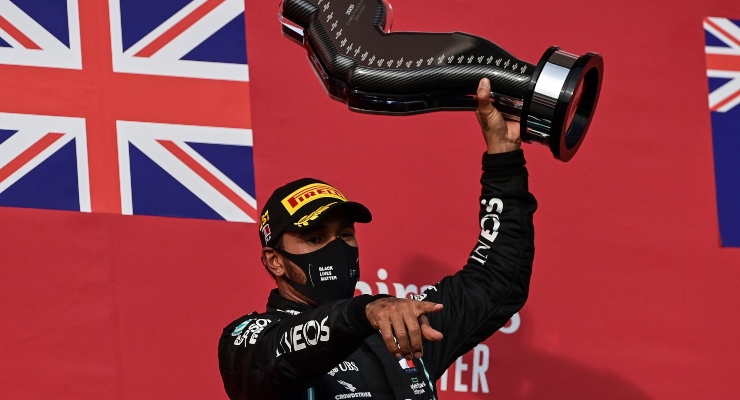 Lewis Hamilton festeggia sul podio (Getty Images)