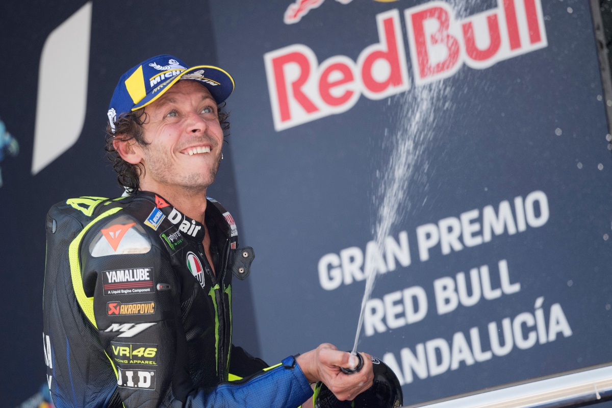 Valentino Rossi festeggia sul podio (Getty Images)