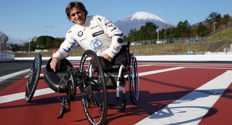 Alex Zanardi con la sua handbike (Foto Bmw)