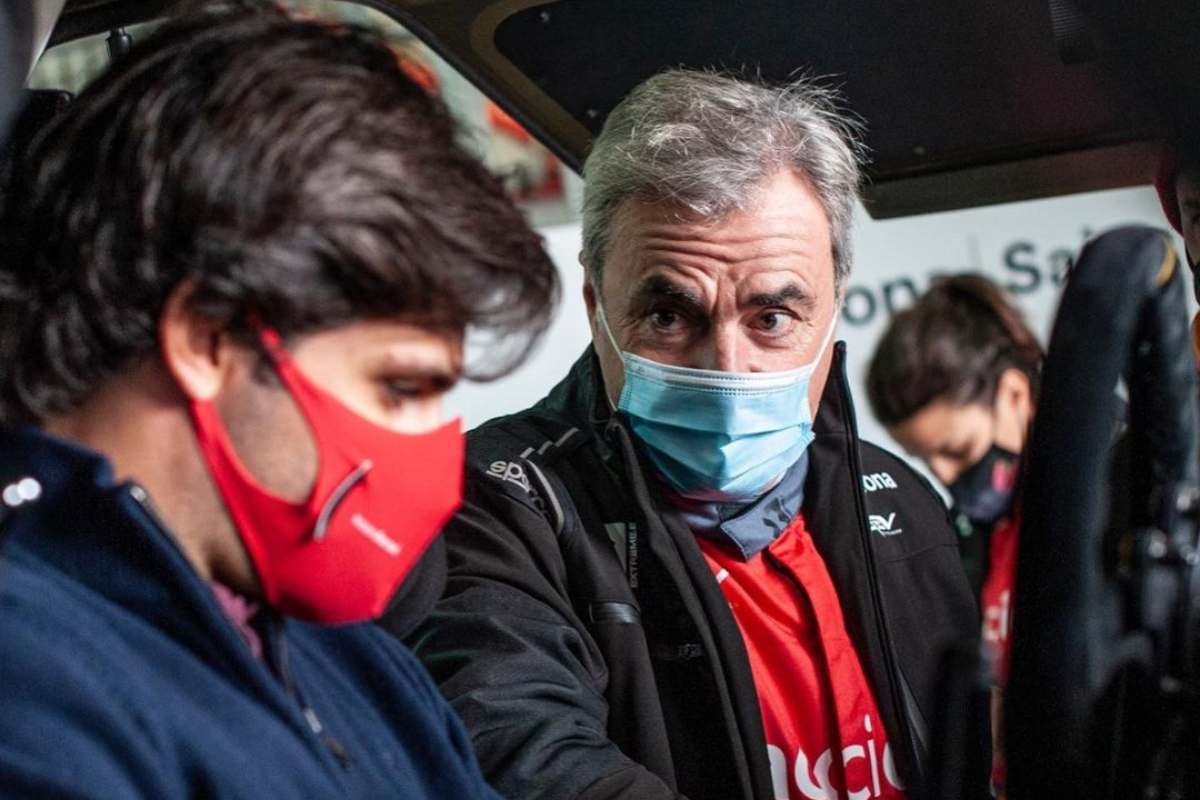 Carlos Sainz Jr con suo padre sul Suv elettrico della Extreme E