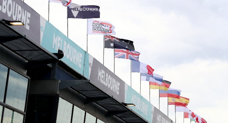 Le bandiere nel paddock del Gran Premio d'Australia a Melbourne