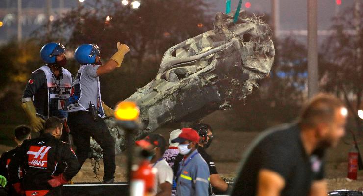 I rottami della Haas di Romain Grosjean dopo l'incidente al Gran Premio del Bahrein