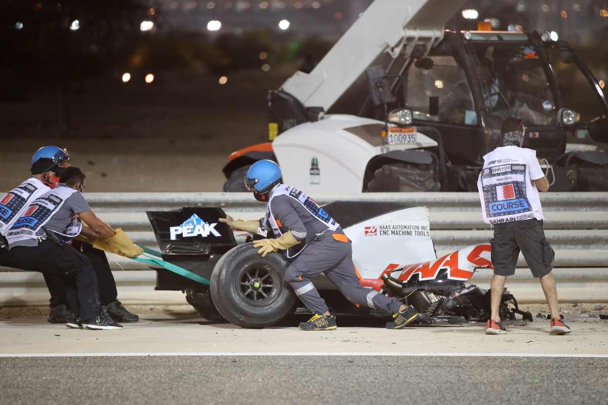 Il rottame della Haas di Romain Grosjean dopo l'incidente nel Gran Premio del Bahrein di F1 2020