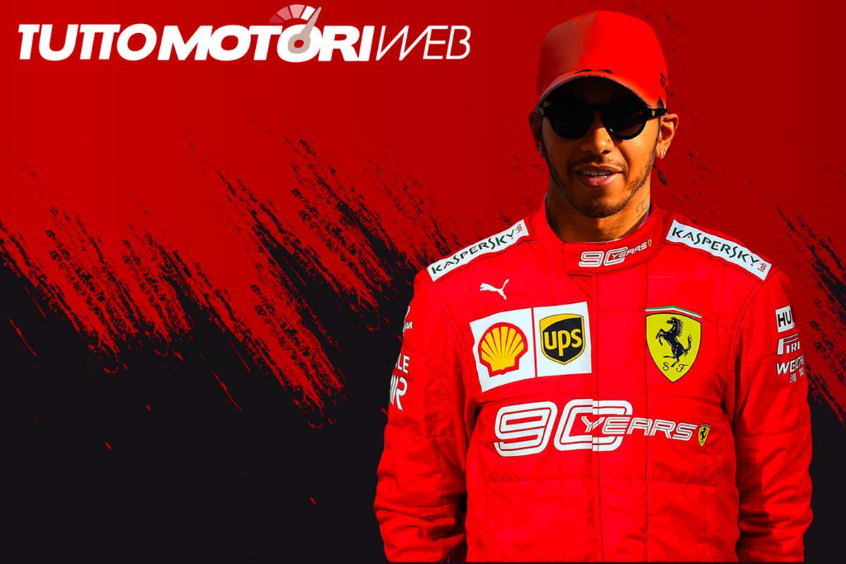Lewis Hamilton con la tuta della Ferrari