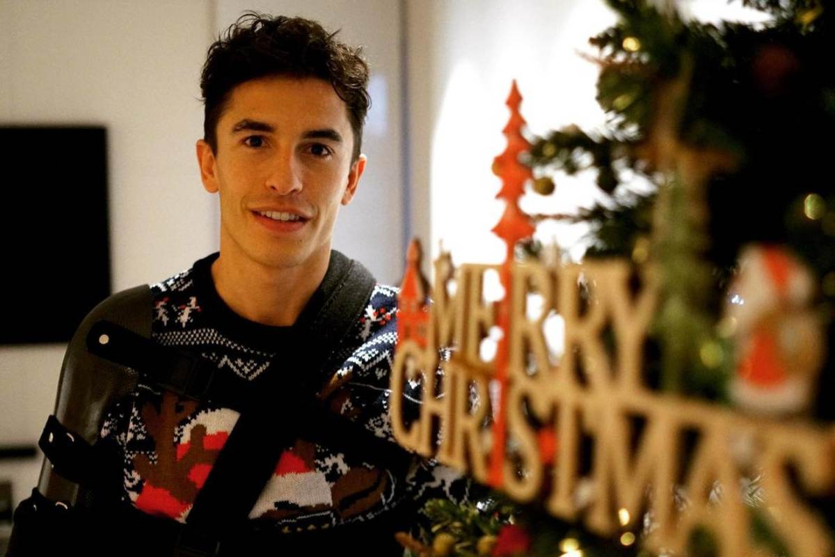 Marc Marquez a fianco dell'albero di Natale