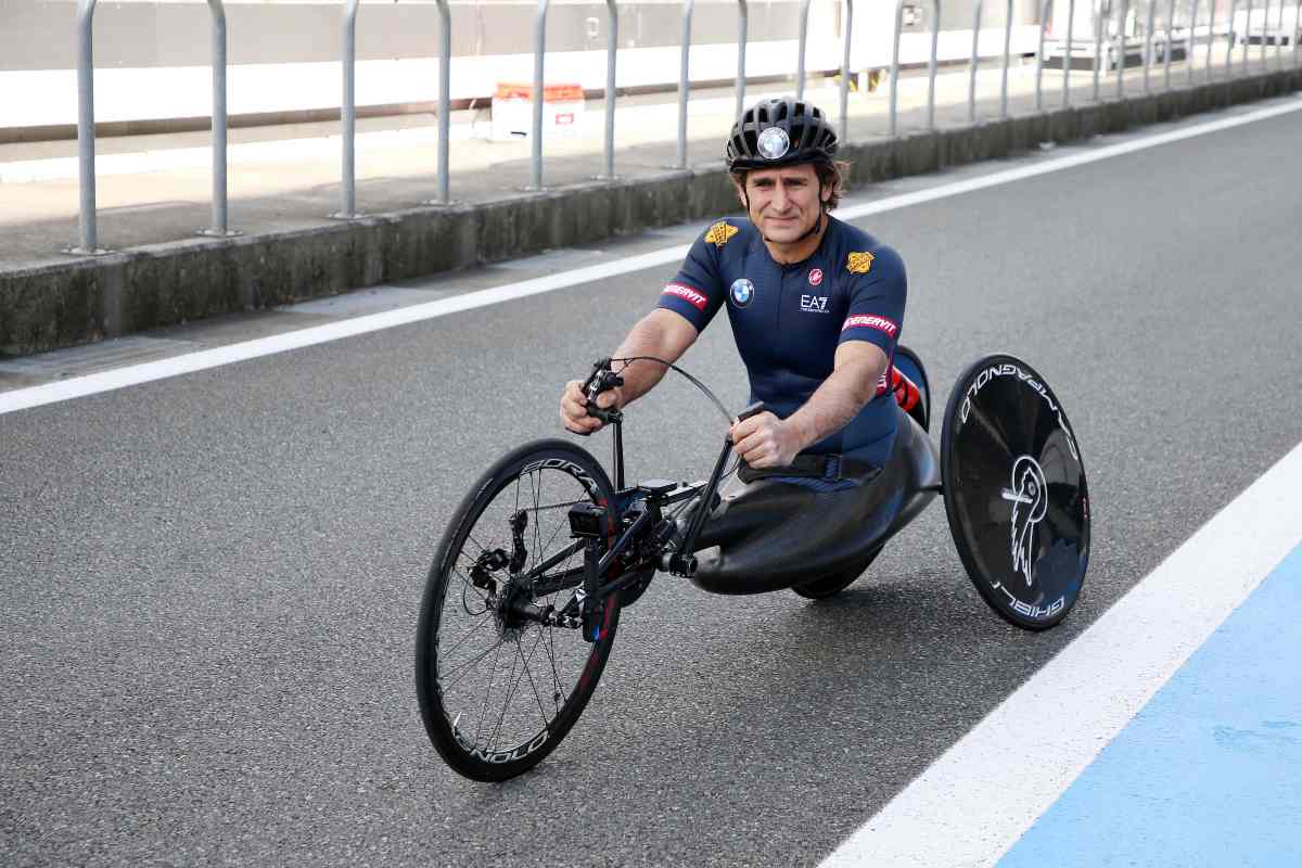 Alex Zanardi con la sua handbike (Foto Bmw)