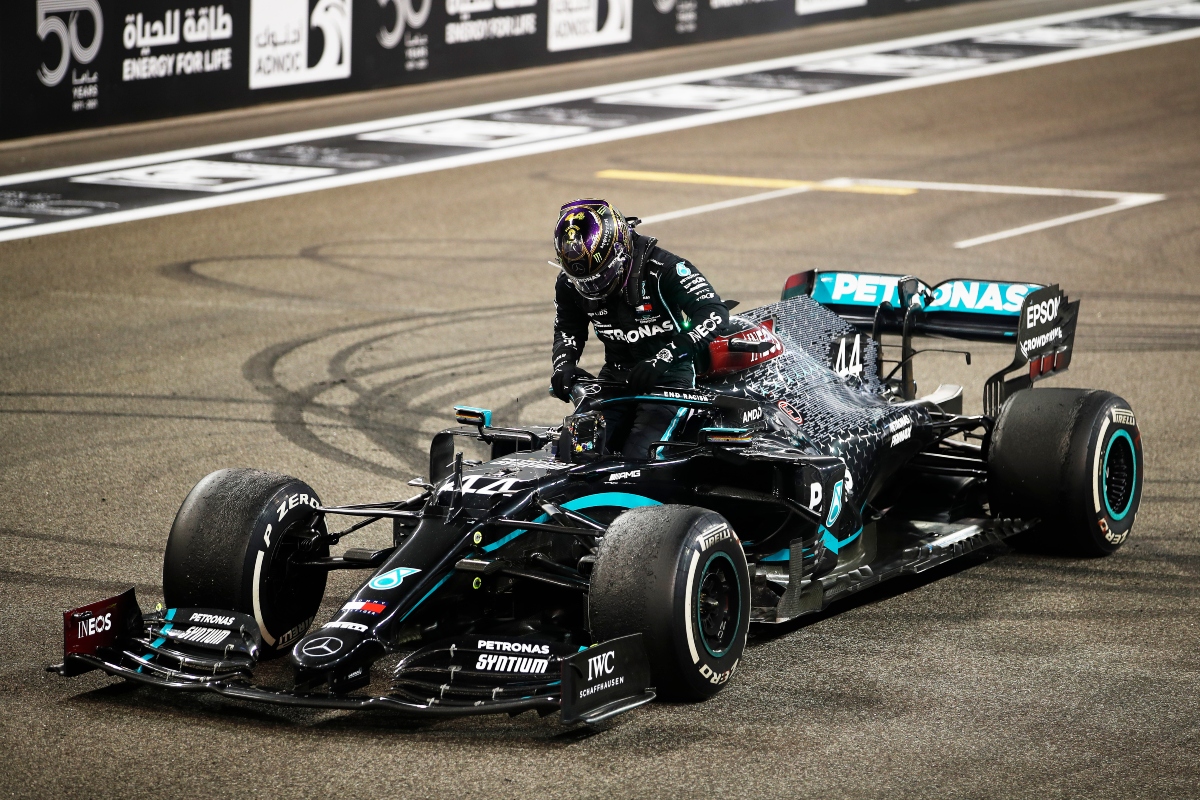 Lewis Hamilton scende dalla sua Mercedes (Getty Image)