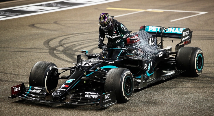 Lewis Hamilton scende dalla sua Mercedes (Getty Images)