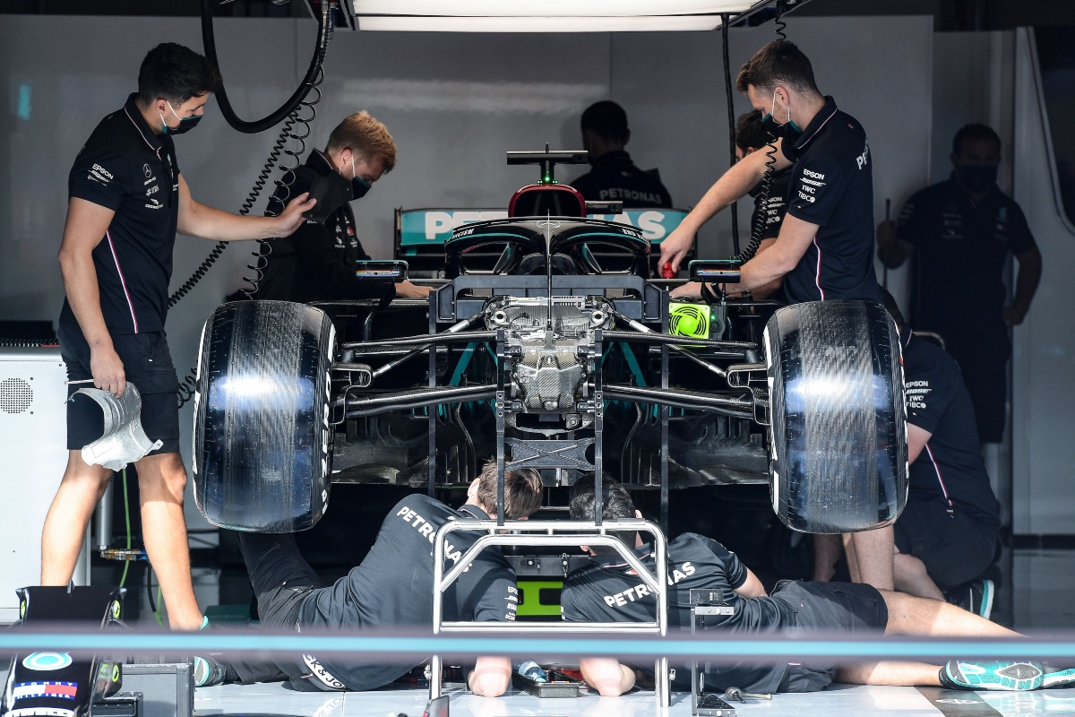 Meccanici a lavoro sulla Mercedes (Getty Images)