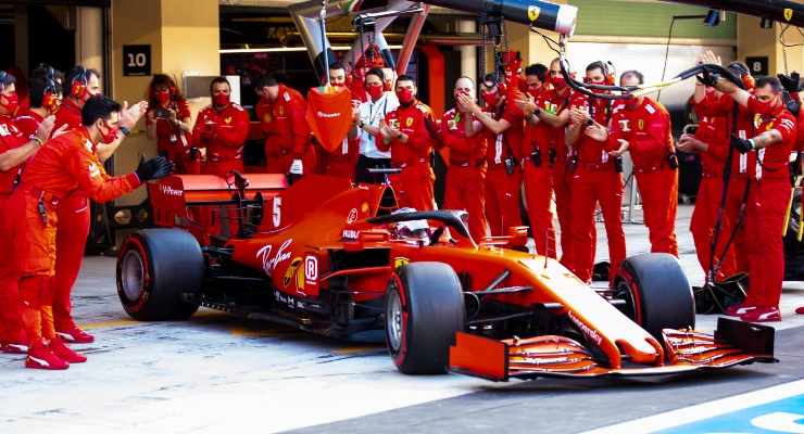 Sebastian Vettel in uscita dal box Ferrari (Getty Images)