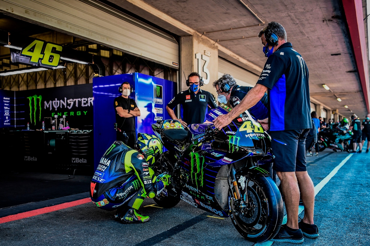 Valentino Rossi accovacciato accanto alla sua M1 (Getty Images)