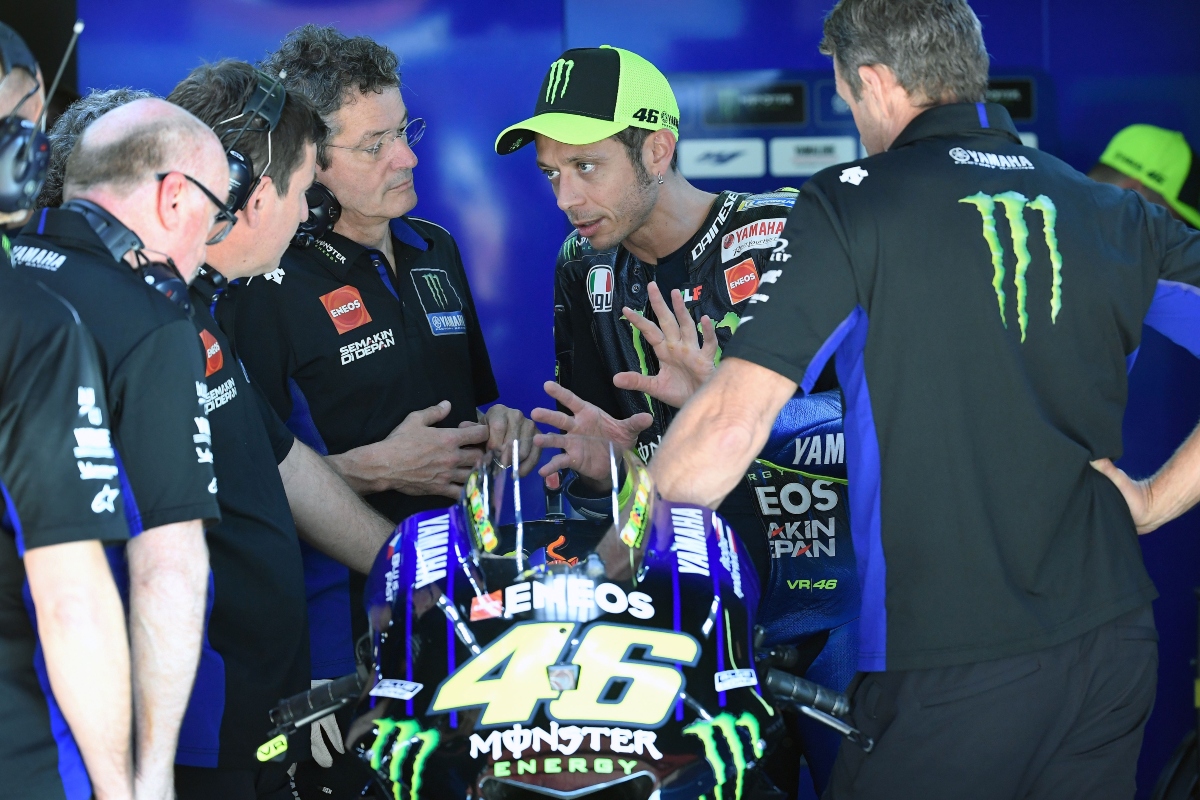 Valentino Rossi con i suoi meccanici nel box Yamaha (Getty Images)