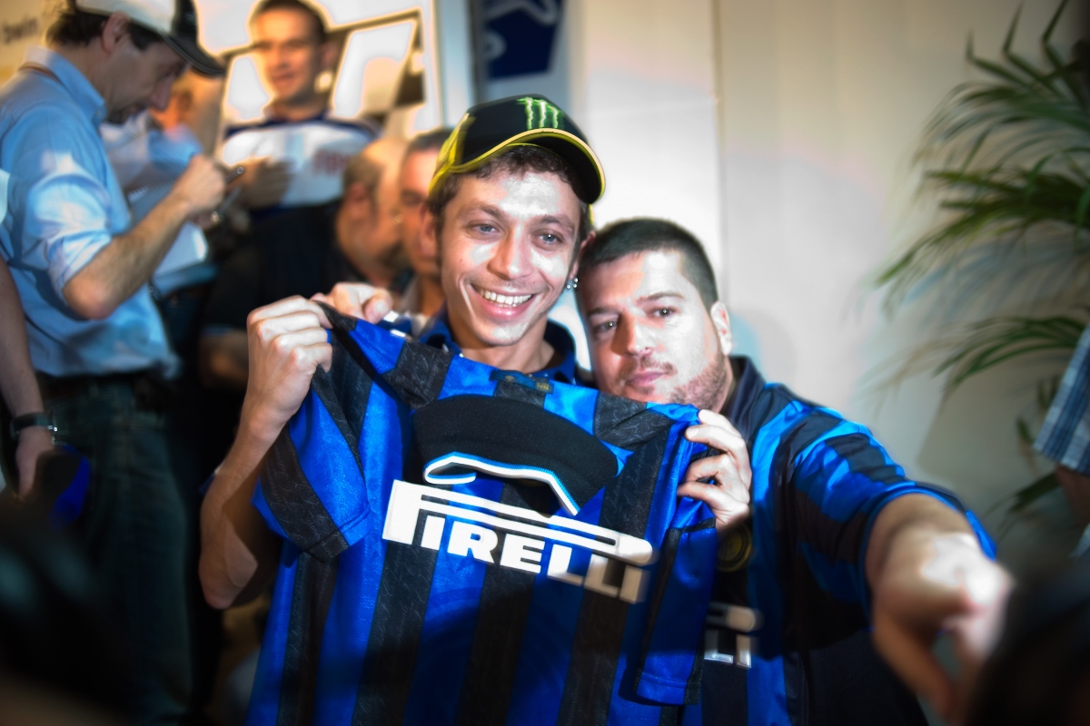 Valentino Rossi con la maglia dell'Inter (Getty Images)