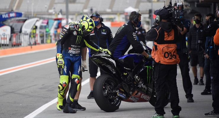 Valentino Rossi controlla il posteriore della sua M1 (Getty Images)