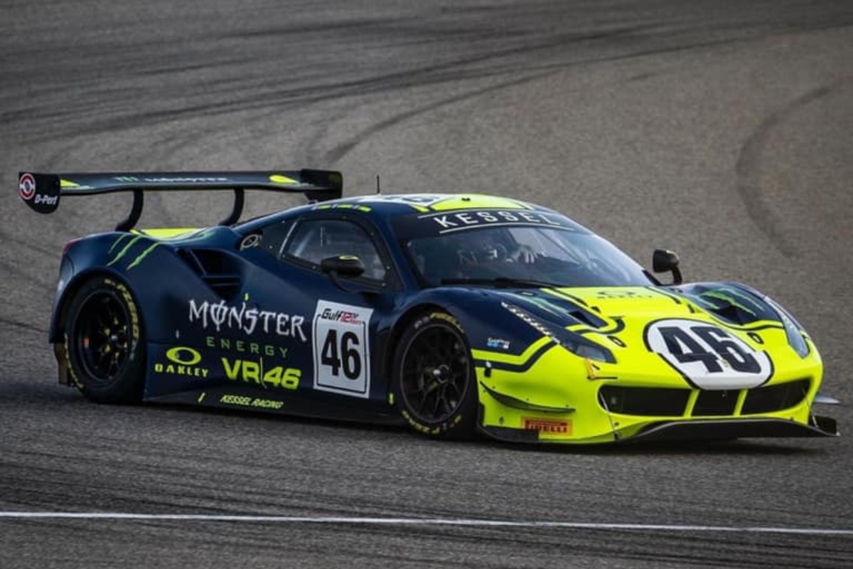 Valentino Rossi in pista con la Ferrari 488 (Getty Images)