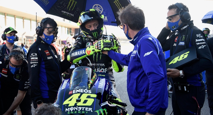 Valentino Rossi stringe la mano a Lin Jarvis (Getty Images)