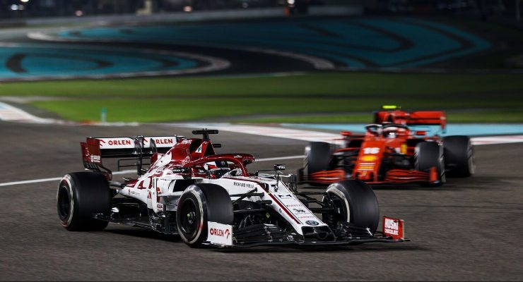 La Alfa Romeo di Kimi Raikkonen in pista davanti alla Ferrari di Charles Leclerc