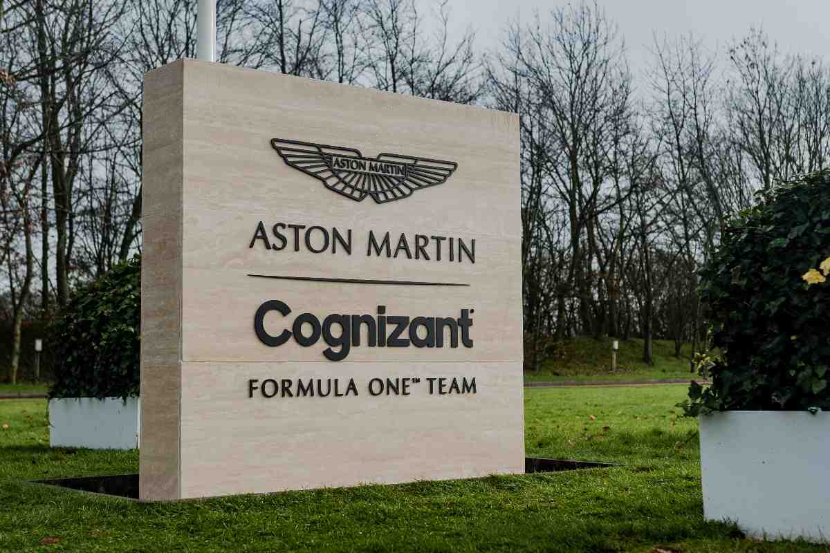 La nuova insegna del team Aston Martin davanti alla sede di Silverstone