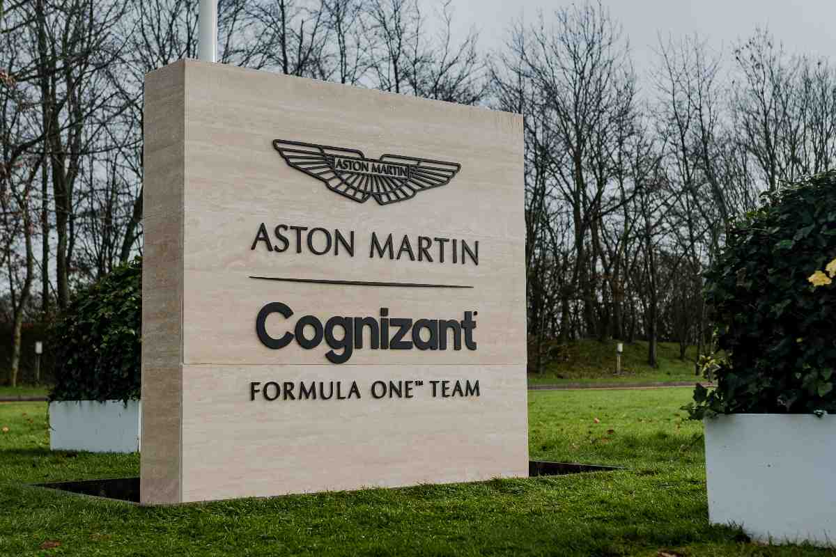 La nuova insegna del team Aston Martin davanti alla sede di Silverstone