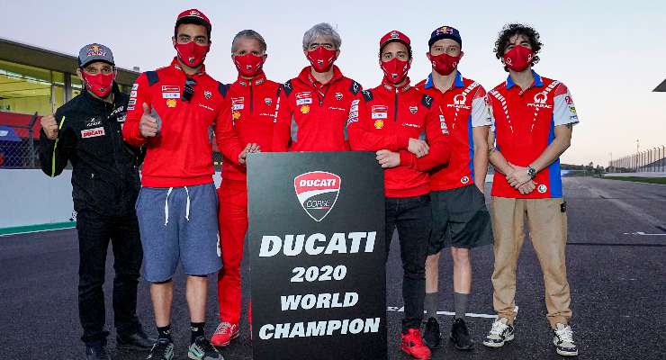 Johann Zarco, Danilo Petrucci, Paolo Ciabatti, Gigi Dall'Igna, Andrea Dovizioso, Jack Miller e Pecco Bagnaia festeggiano il titolo costruttori 2020