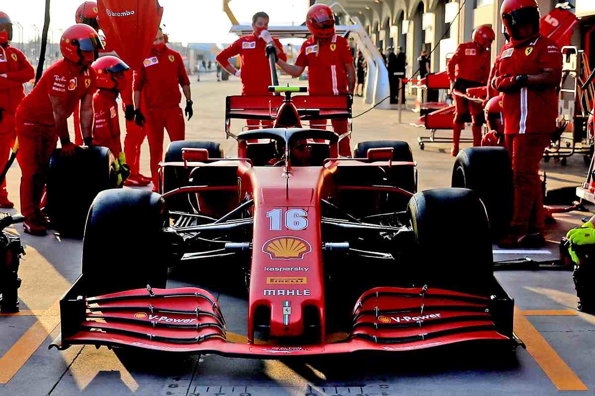 La SF1000 di Charles Leclerc ai box