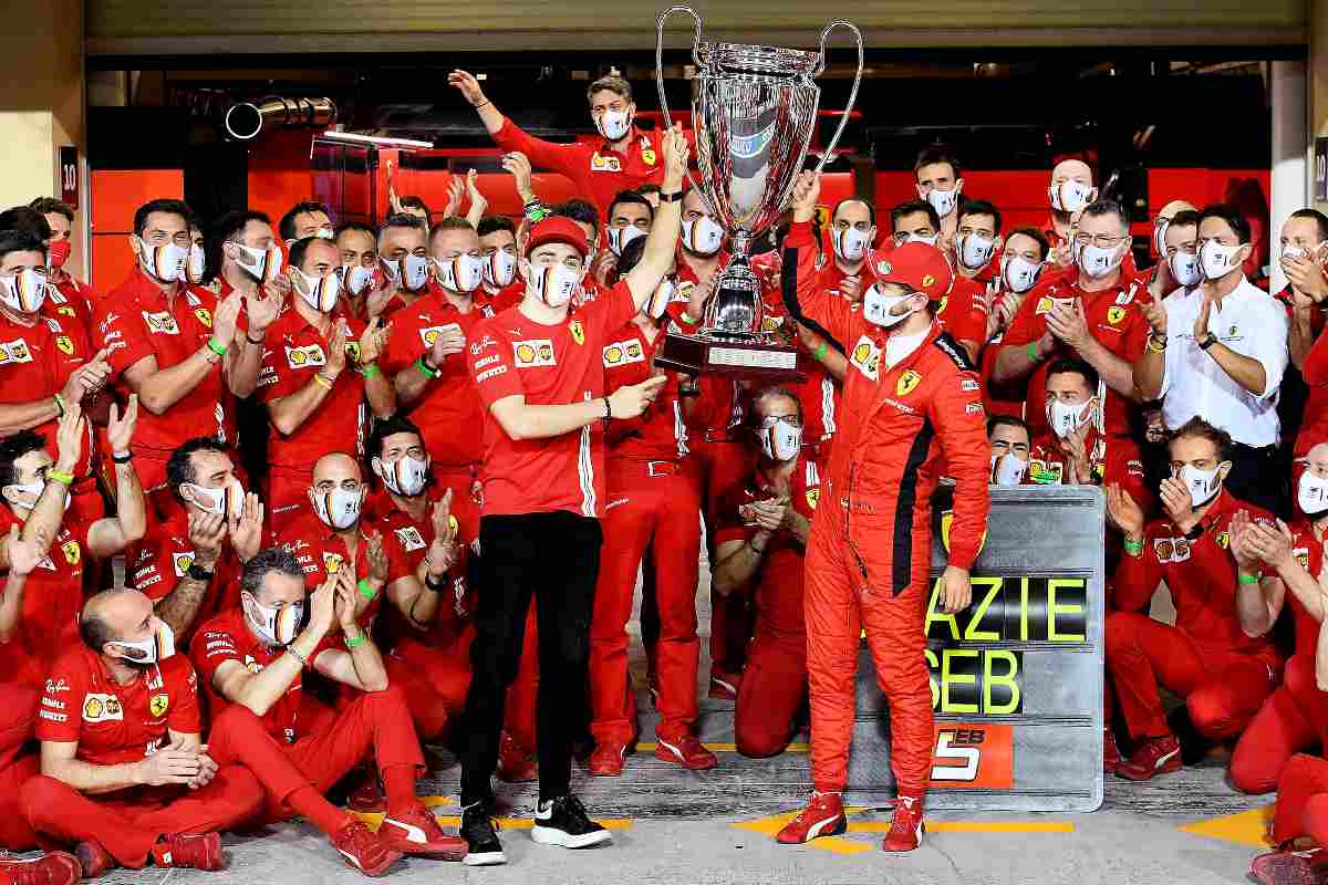 La foto di gruppo della Ferrari a fine stagione 2020