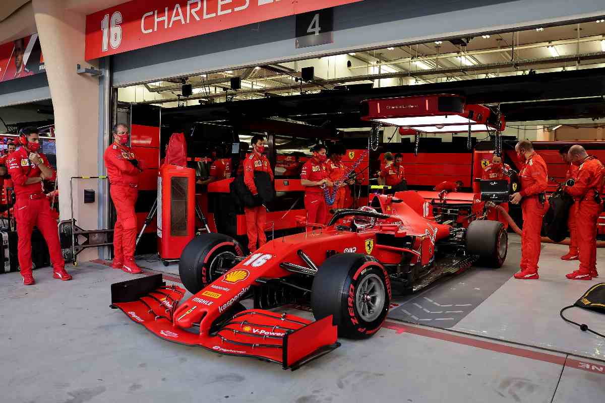 La Ferrari di Charles Leclerc ai box