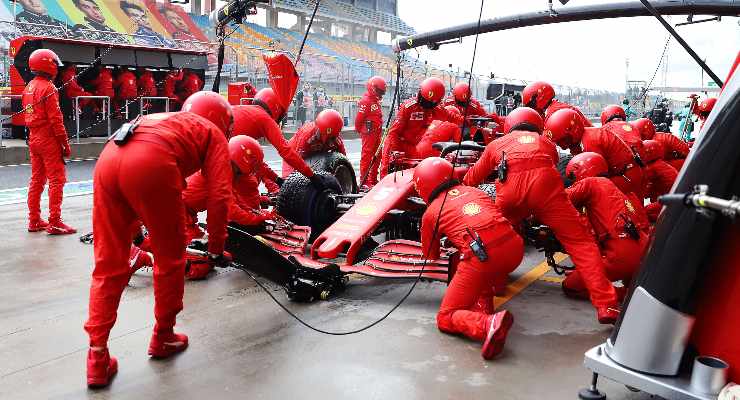 La SF1000 di Sebastian Vettel ai box