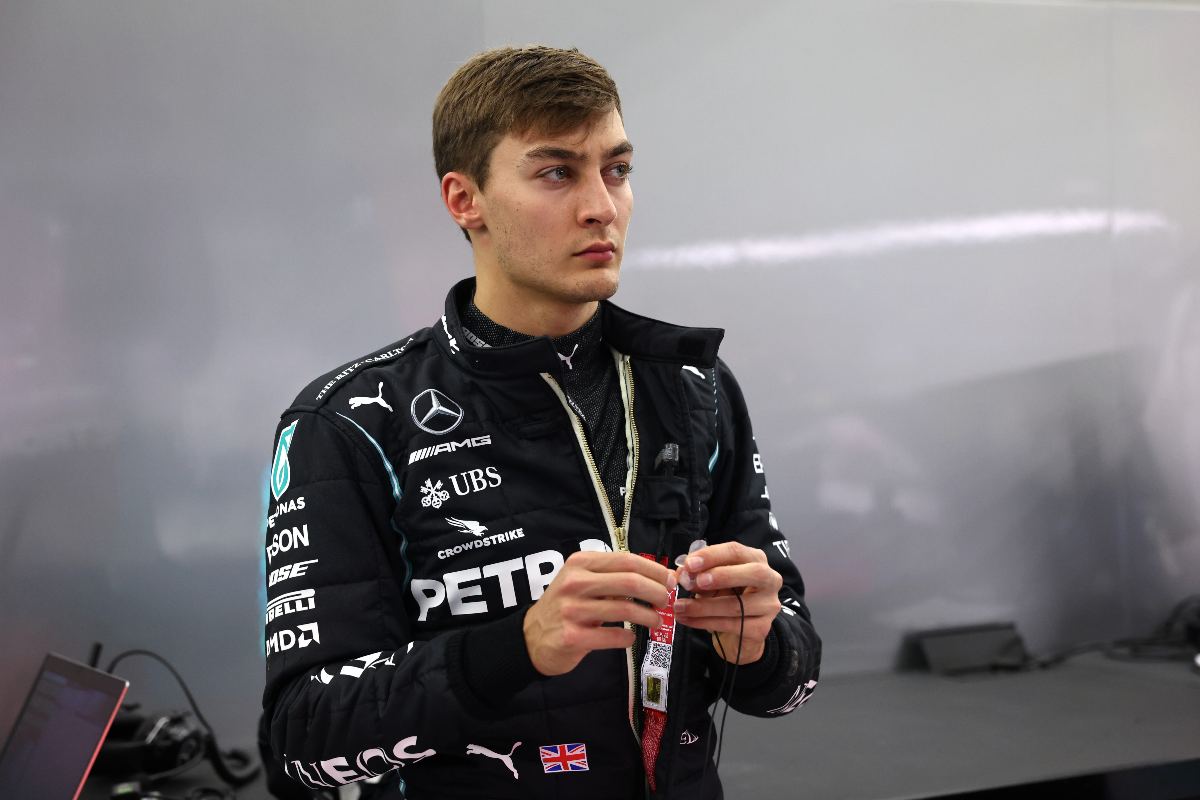 George Russell con la tuta della Mercedes