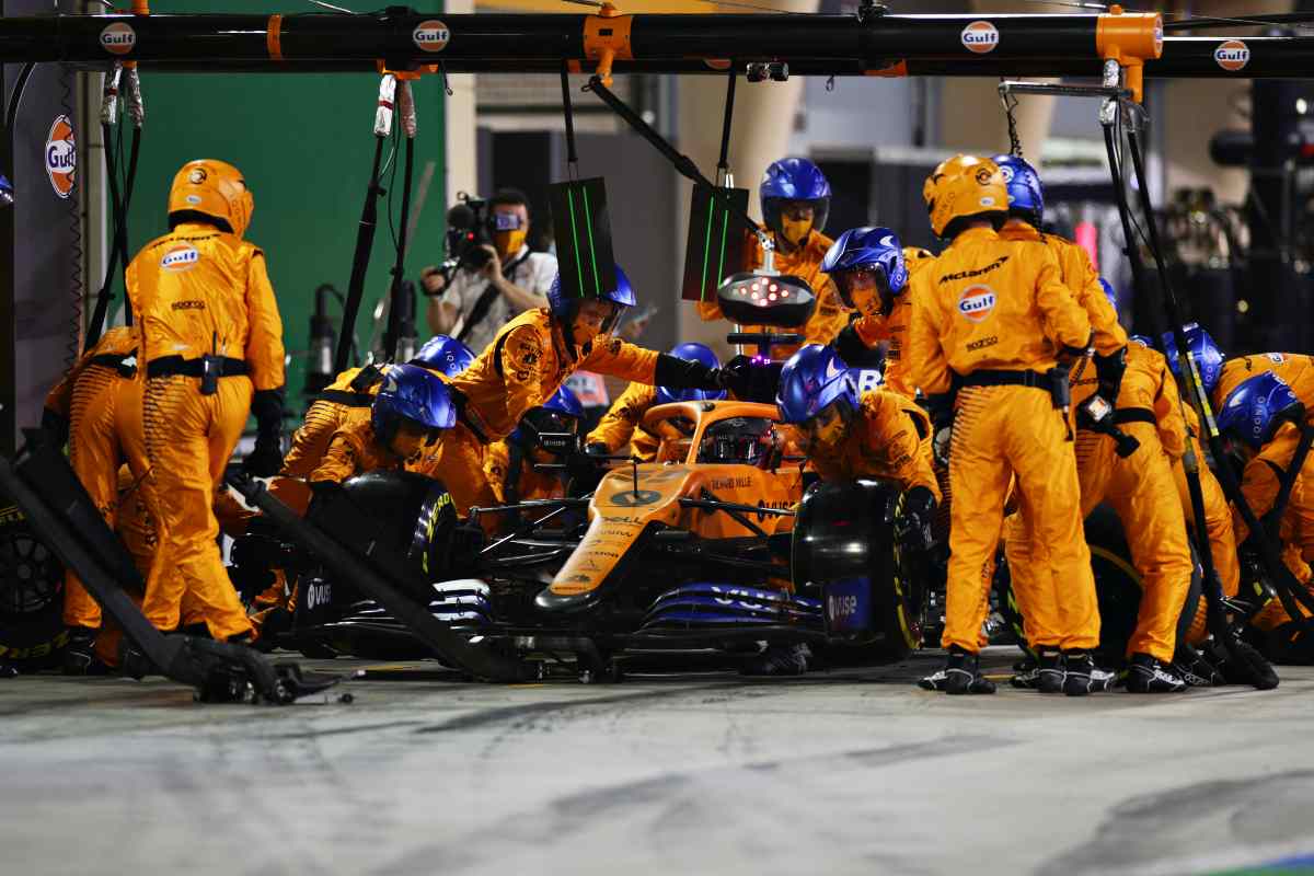 La McLaren di Lando Norris ai box