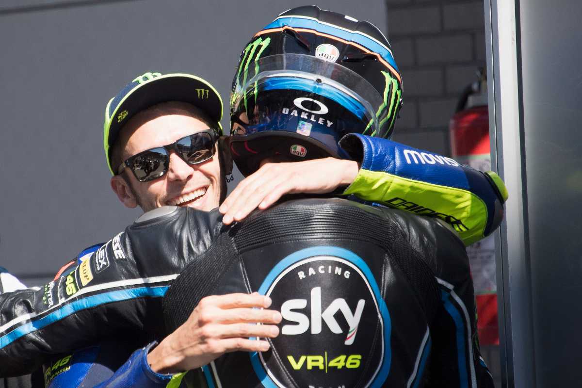Valentino Rossi con suo fratello Luca Marini con le insegne del team Sky VR46