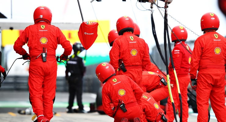 Meccanici Ferrari attendono l'auto ai box (Getty Images)