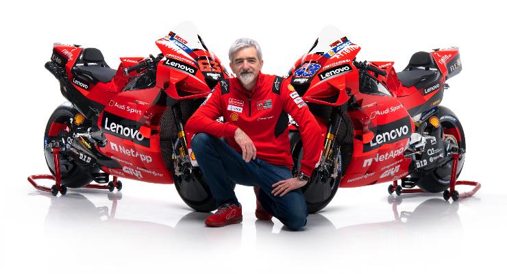 Il direttore generale Gigi Dall'Igna con le Ducati Desmosedici GP21