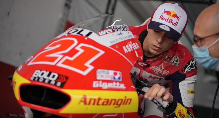 Fabio Di Giannantonio ai box nei test di Moto2 a Valencia