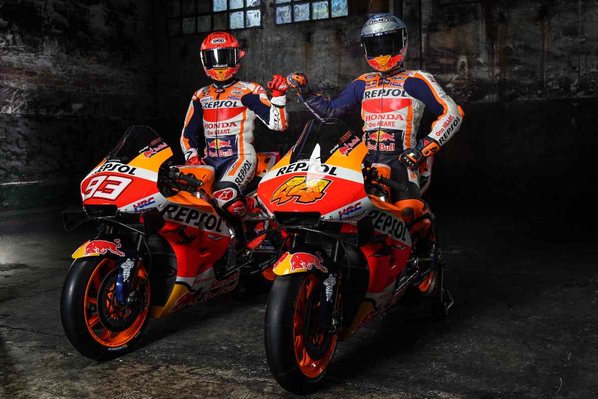 Marc Marquez e Pol Espargaro nelle foto di presentazione della Honda