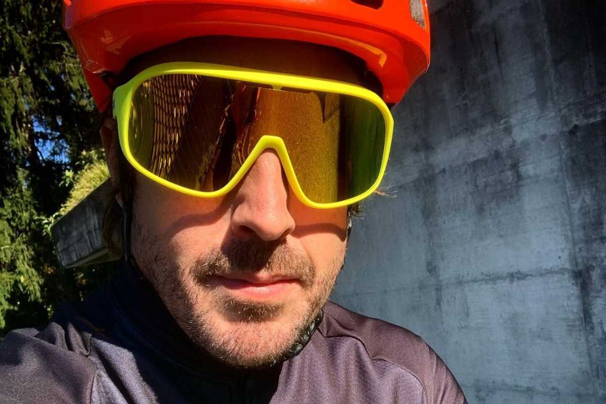Fernando Alonso con la tenuta da ciclismo