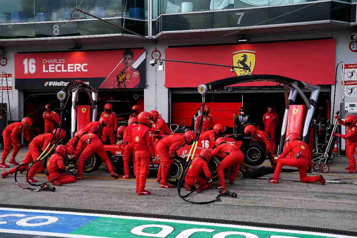 La vettura di Charles Leclerc ai box