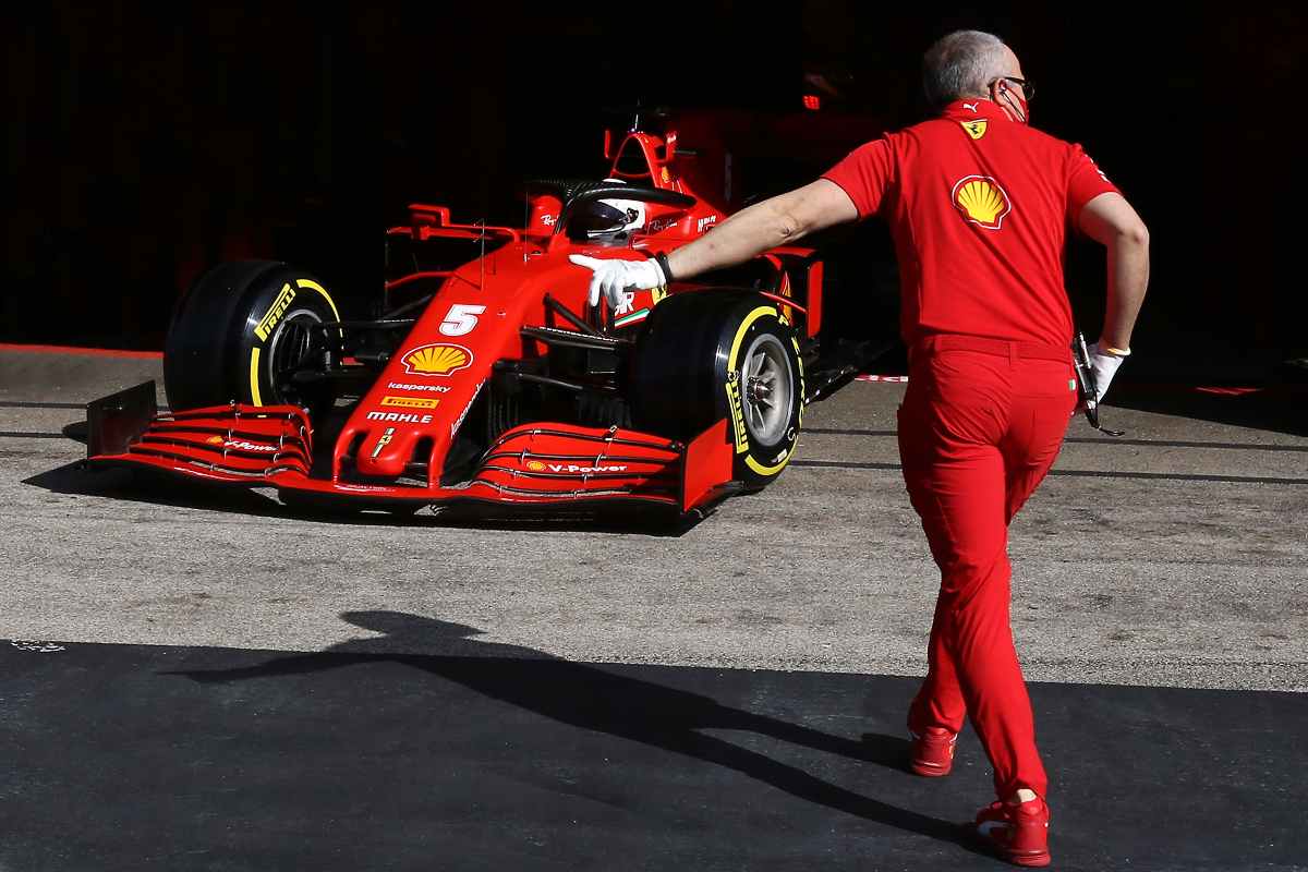 Sebastian Vettel esce dai box