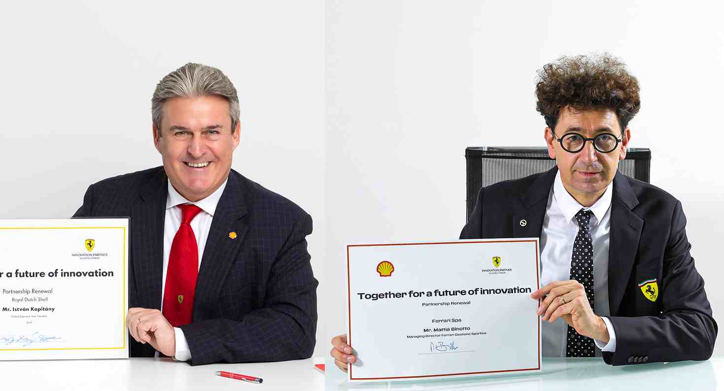 La firma del rinnovo tra Ferrari e Shell con il team principal Mattia Binotto