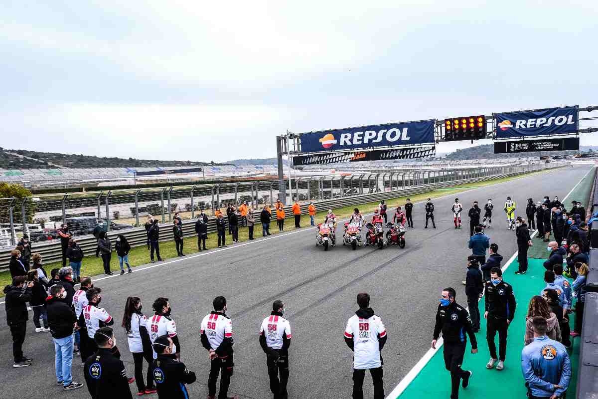 Il minuto di silenzio in ricordo di Fausto Gresini sul rettilineo principale del circuito di Valencia prima dell'inizio dei test di Moto2 e Moto3