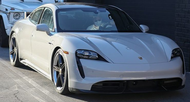 Lewis Hamilton al volante della Porsche Taycan Turbo S