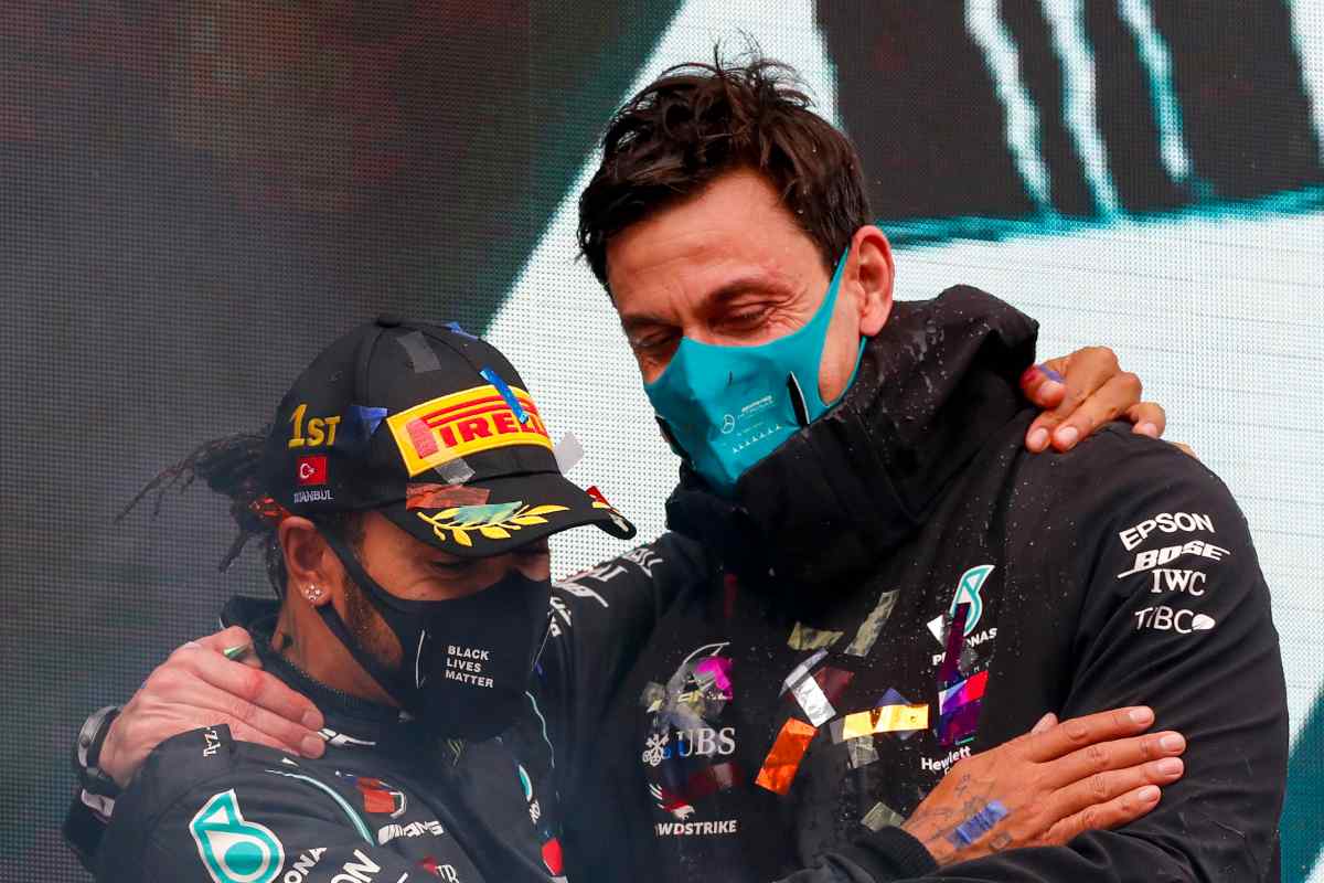 Lewis Hamilton con il suo team principal Toto Wolff