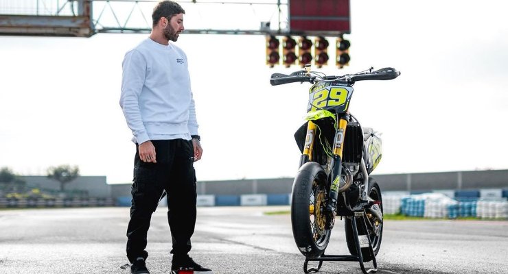 Andrea Iannone con la sua moto da supermotard al circuito internazionale di Abruzzo a Ortona