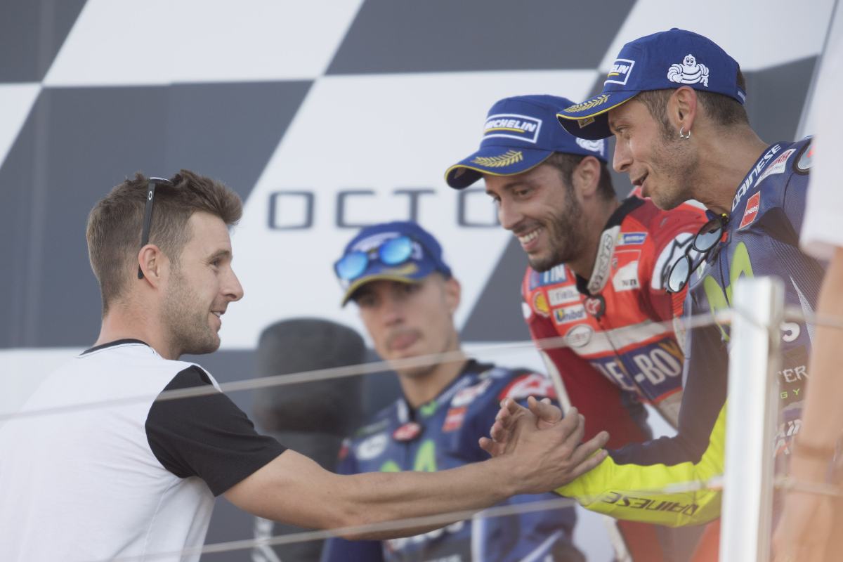 Jonathan Rea stringe la mano a Valentino Rossi