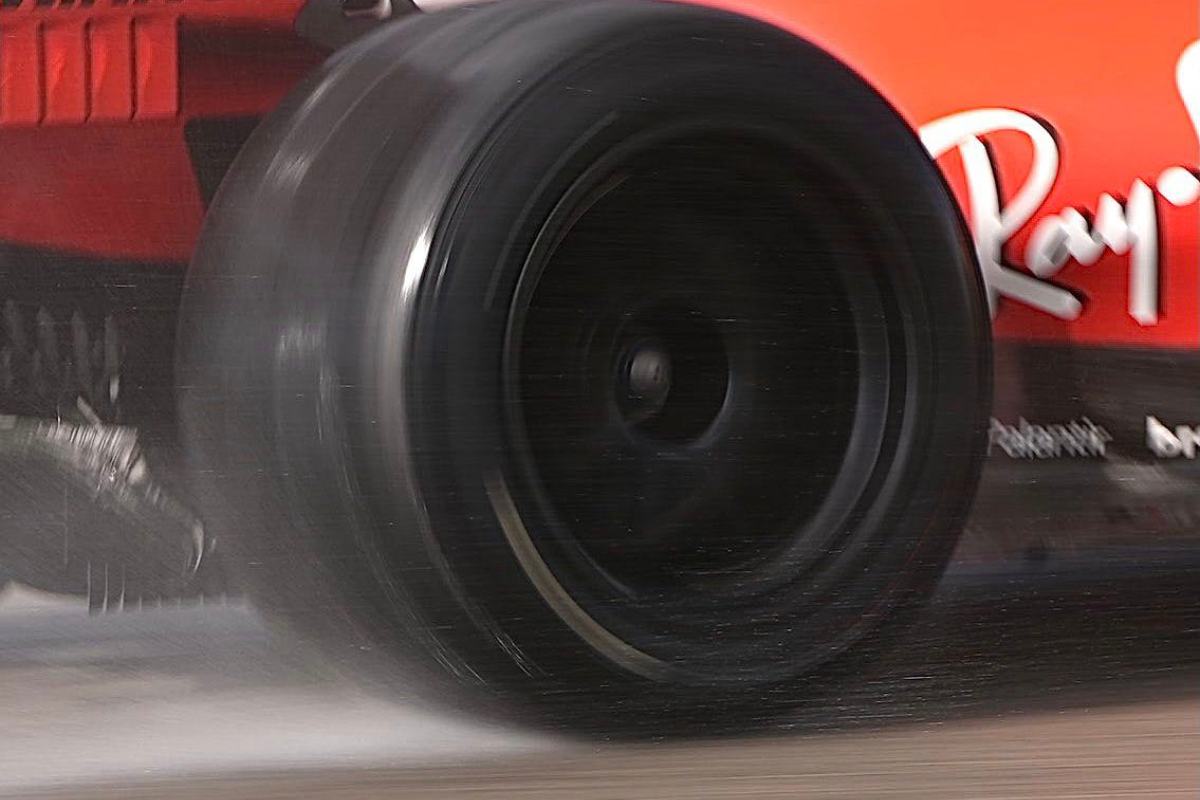 La Ferrari di Charles Leclerc prova le gomme da 18 pollici per il 2022
