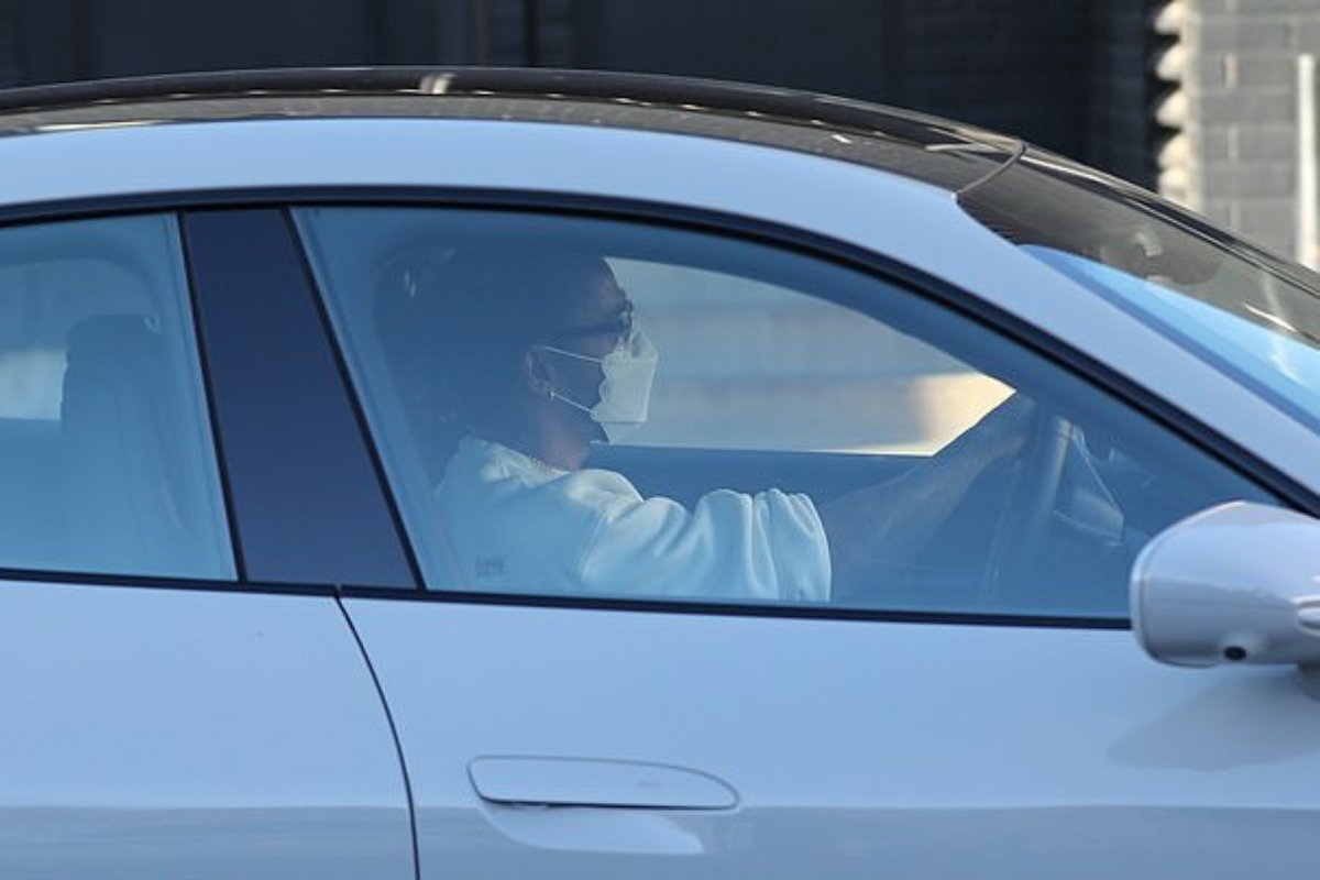 Lewis Hamilton al volante della Porsche Taycan Turbo S