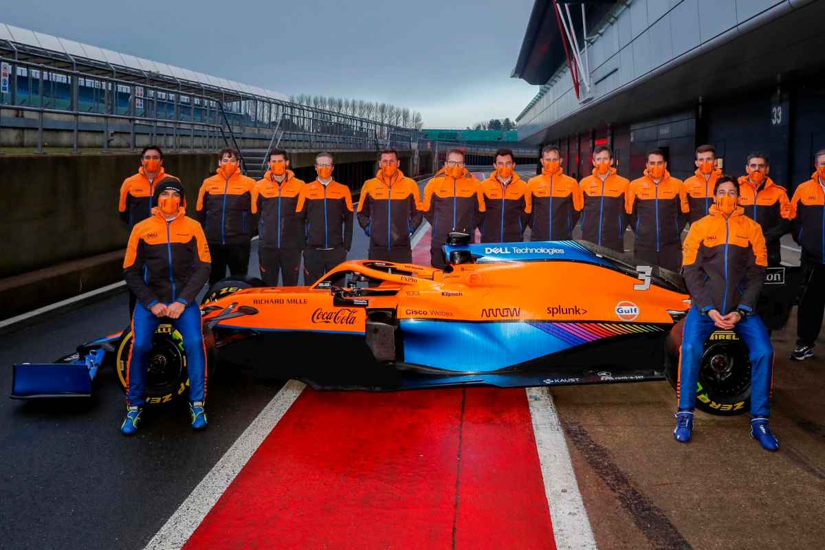 Foto di gruppo del team con la Mcl35M