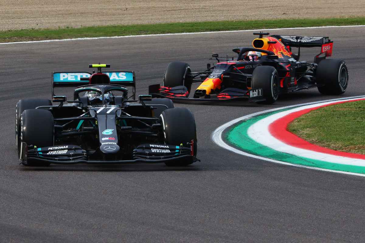 La Mercedes di Valtteri Bottas in lotta con la Red Bull di Max Verstappen