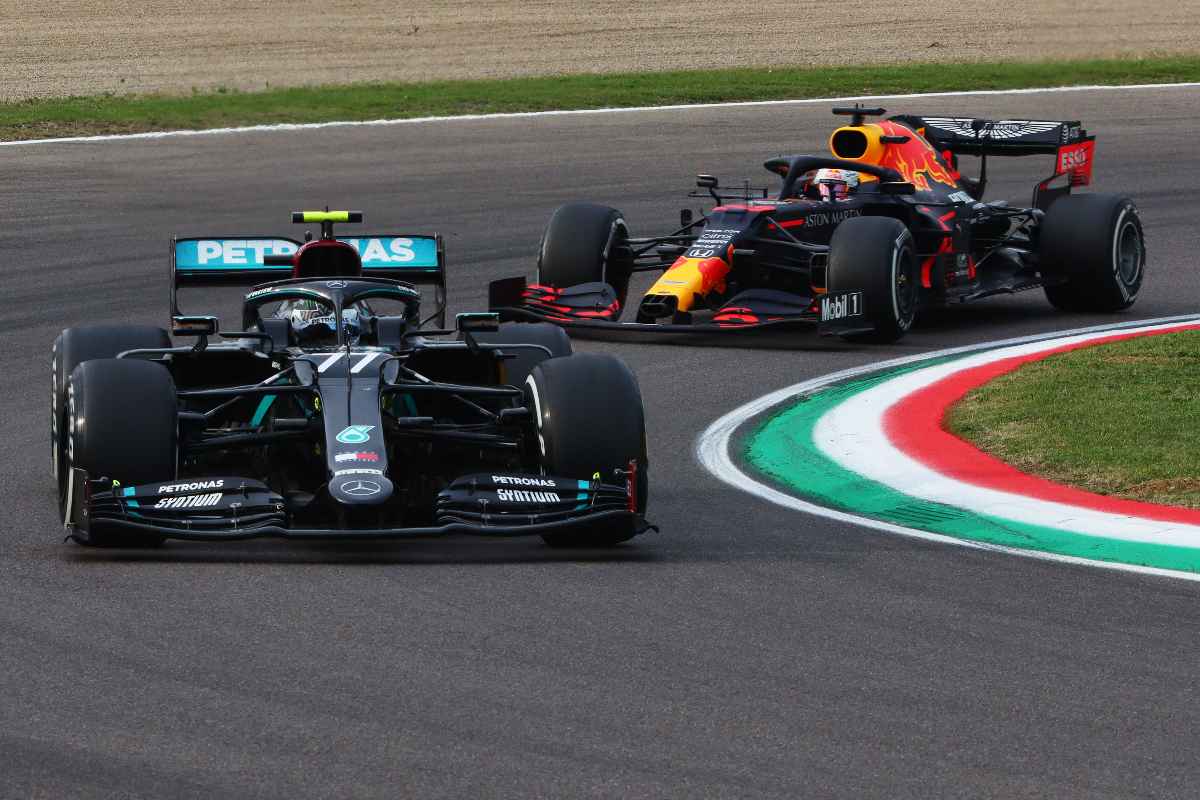 La Mercedes di Valtteri Bottas in lotta con la Red Bull di Max Verstappen